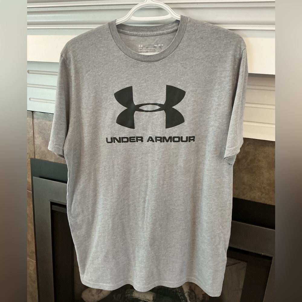 Under Armour Men's Short Sleeve Gray Tee! Sz. M! Excellent Condition!